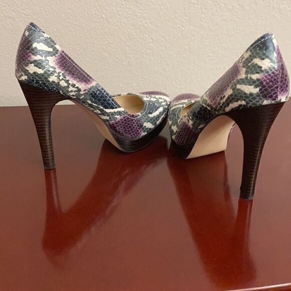 🎁👠Calvin Klein “Kendall” Round Toe Faux Snake Skin🎁🎄👠 - Picture 3 of 6